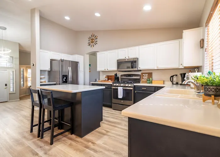 Desert Oasis 4bd 3ba, Lux Pool In Mesa, Az *